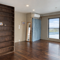 足柄下郡湯河原町吉浜の売買物件/北西側洋室は二部屋をつなげて約13.5帖。棚はオーナーがDIYで造作、塗装