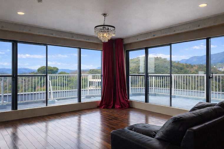 足柄下郡湯河原町吉浜の売買物件/山から海へ２方向の眺めをソファに座ったままで、じっくりと