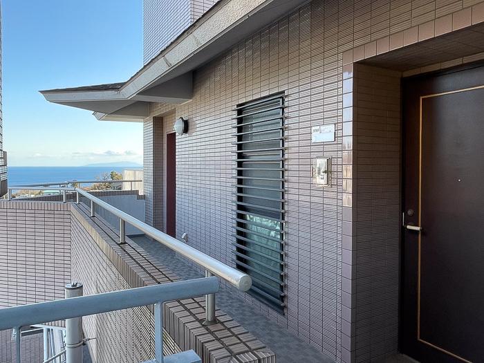 足柄下郡湯河原町吉浜の売買物件/手前が玄関、右に出てすぐエレベーターがあります