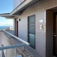 足柄下郡湯河原町吉浜の売買物件/手前が玄関、右に出てすぐエレベーターがあります