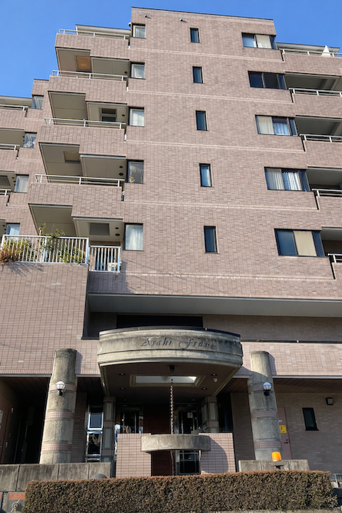 足柄下郡湯河原町吉浜の売買物件/建物外観とエントランス