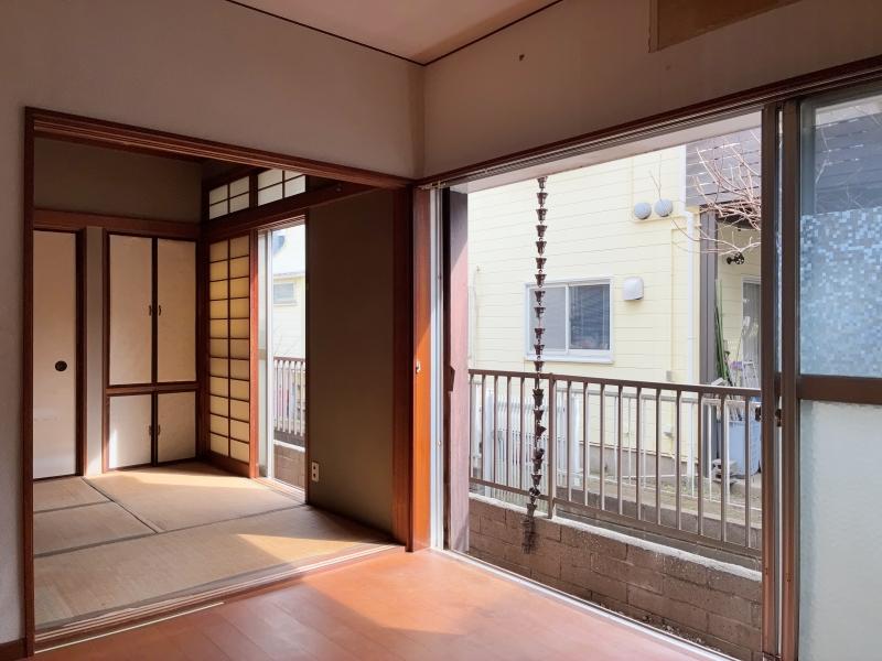 鎌倉市腰越三丁目の売買物件/1階 LDK｜窓を開け放てば目の前は人の歩く路地。隣近所との近い距離感を楽しめる方、お待ちしています