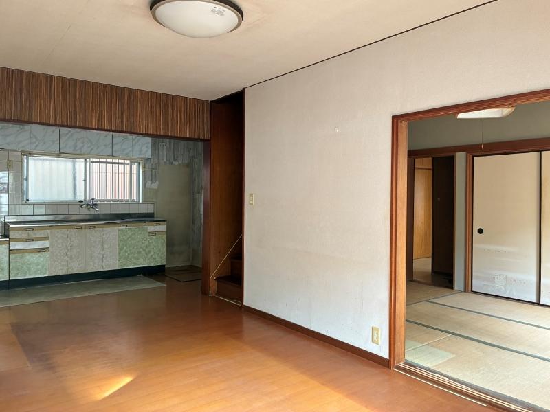 鎌倉市腰越三丁目の売買物件/1階 LDK｜写真中央の白い壁を少しでも抜ければ、和室と広く繋がって開放的なワンルームになります