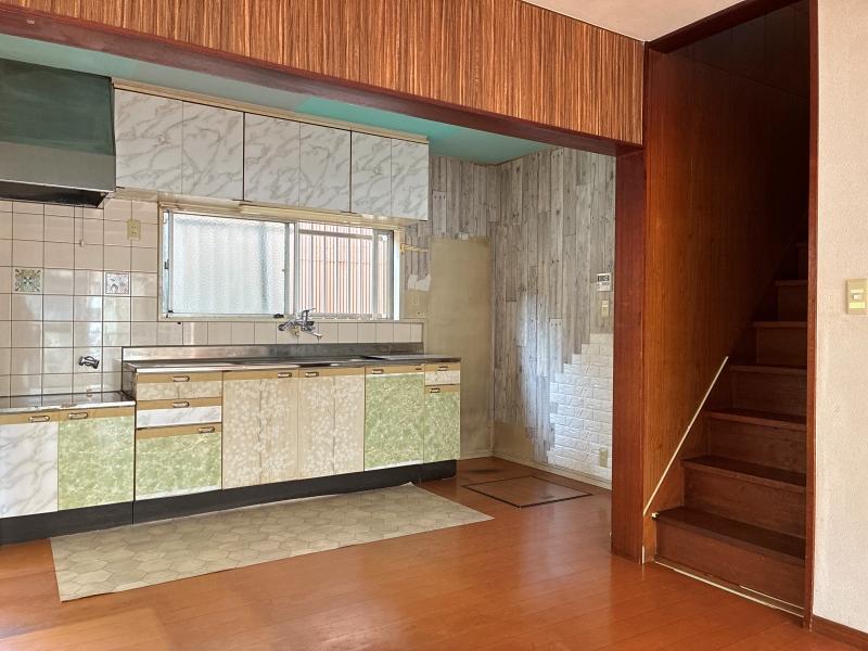 鎌倉市腰越三丁目の売買物件/1階 LDK｜キッチン収納の扉、壁に散りばめられた様々な色や柄。一瞬オッとなりますが、自身でも更に改修の手を加えたくなりませんか