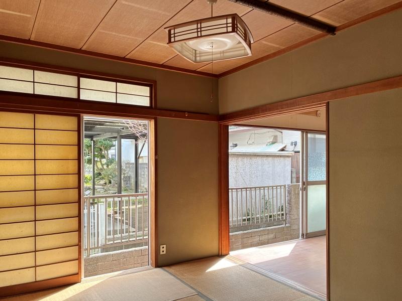 鎌倉市腰越三丁目の売買物件/1階 和室1｜住宅が密集しているとはいえ、南からの光をしっかり取り入れているのは嬉しいポイント