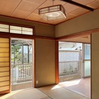 鎌倉市腰越三丁目の売買物件/1階 和室1｜住宅が密集しているとはいえ、南からの光をしっかり取り入れているのは嬉しいポイント