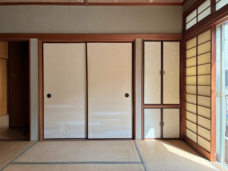 鎌倉市腰越三丁目の売買物件/1階 和室1｜襖、扉をとって、棚板を入れ込んで、、、と想像すると壁一面のお洒落なディスプレイが目に浮かんできませんか