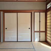 鎌倉市腰越三丁目の売買物件/1階 和室1｜襖、扉をとって、棚板を入れ込んで、、、と想像すると壁一面のお洒落なディスプレイが目に浮かんできませんか