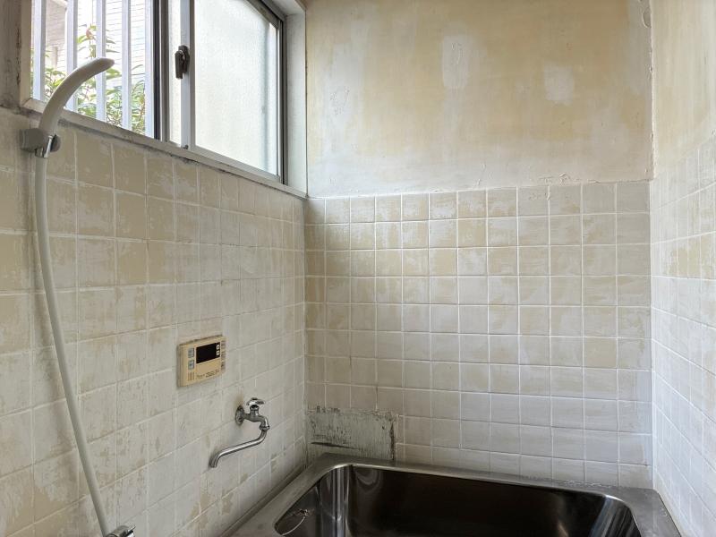 鎌倉市腰越三丁目の売買物件/浴室｜壁の白タイルがくすんでいい味を出してます。ユニットバスも納まる整形な浴室ですが、今のままレトロに浴槽床置きでもカッコいい