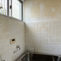 鎌倉市腰越三丁目の売買物件/浴室｜壁の白タイルがくすんでいい味を出してます。ユニットバスも納まる整形な浴室ですが、今のままレトロに浴槽床置きでもカッコいい