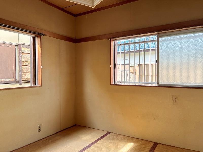 鎌倉市腰越三丁目の売買物件/2階 和室3｜窓枠、長押といった木部にしっかりとした材料を使っているので、壁を白く塗るだけで十分モダンな雰囲気の和室になります