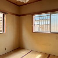 鎌倉市腰越三丁目の売買物件/2階 和室3｜窓枠、長押といった木部にしっかりとした材料を使っているので、壁を白く塗るだけで十分モダンな雰囲気の和室になります