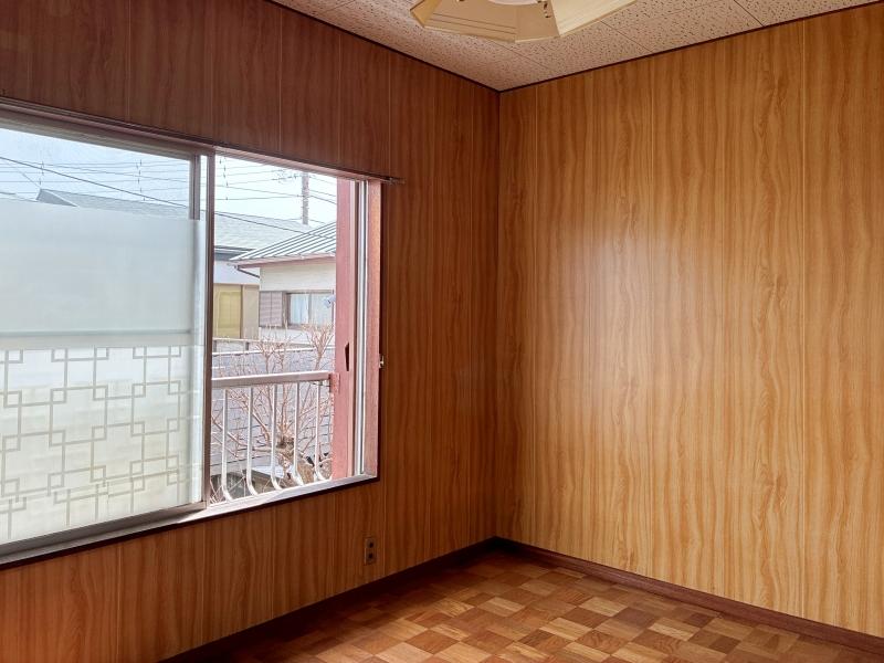 鎌倉市腰越三丁目の売買物件/2階 洋室1｜床も壁もしっかりと状態を保った良い建材。これで築50年近いとは驚きです