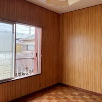 鎌倉市腰越三丁目の売買物件/2階 洋室1｜床も壁もしっかりと状態を保った良い建材。これで築50年近いとは驚きです