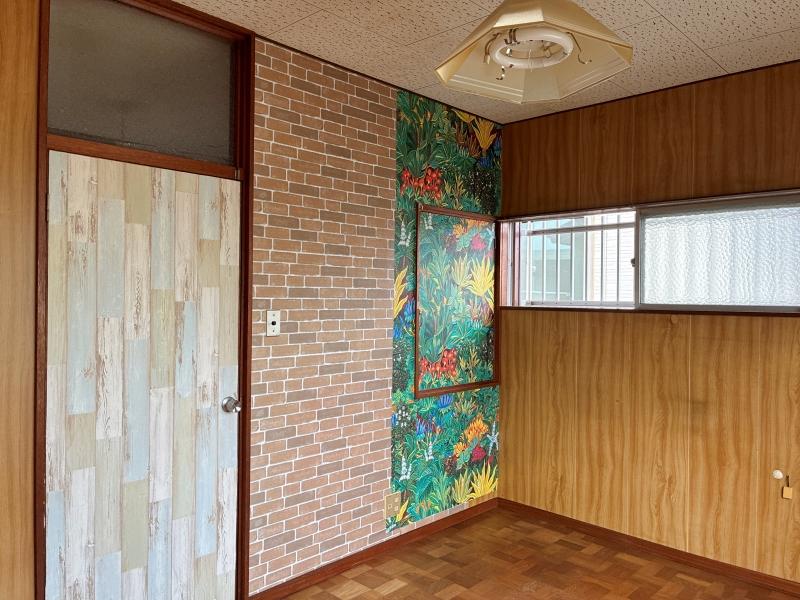 鎌倉市腰越三丁目の売買物件/2階 洋室1｜バラバラの色や柄が、迫力を生み出している壁。もちろんクロスなので張り替えるなり、塗装なりで自身の好みにアレンジできます