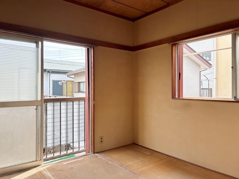 鎌倉市腰越三丁目の売買物件/2階 和室2｜ここからはベランダに出られます。ガタンゴトンと江ノ電が走る音が聞こえてきます