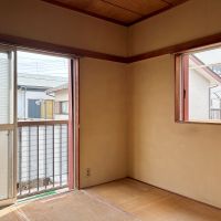 鎌倉市腰越三丁目の売買物件/2階 和室2｜ここからはベランダに出られます。ガタンゴトンと江ノ電が走る音が聞こえてきます