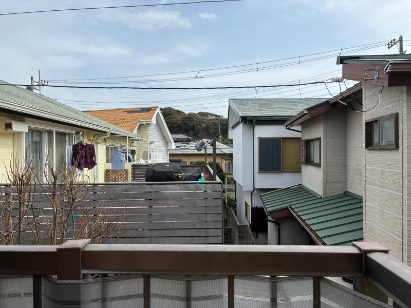 鎌倉市腰越三丁目の売買物件/ベランダからの眺望｜高い建物の無い落ち着いた住宅街の街並みとその先に見える山