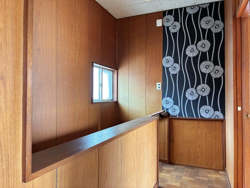 鎌倉市腰越三丁目の売買物件/2階 廊下｜腰壁の上に乗っている笠木。扉、窓の枠。全て無垢材で、良い状態を保っています。