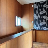 鎌倉市腰越三丁目の売買物件/2階 廊下｜腰壁の上に乗っている笠木。扉、窓の枠。全て無垢材で、良い状態を保っています。