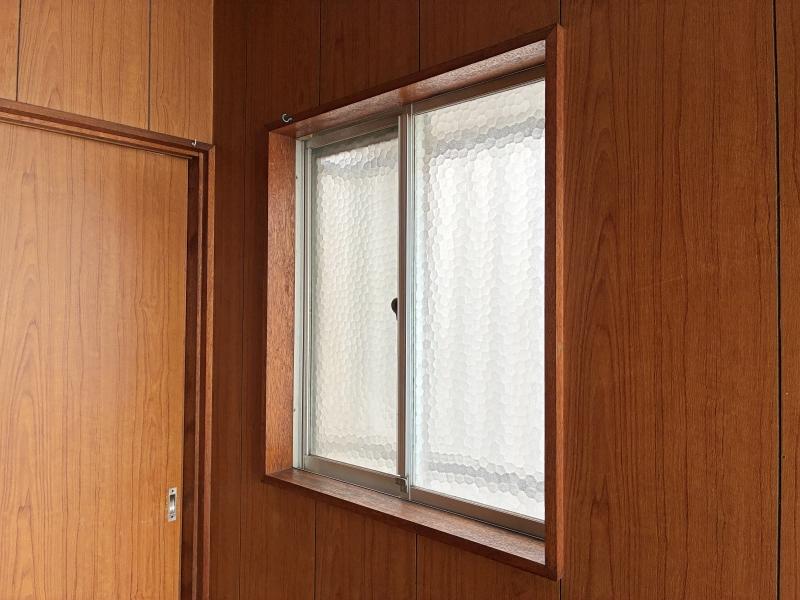 鎌倉市腰越三丁目の売買物件/1階 玄関｜無垢の窓枠が丁寧に施工されています。窓枠を替えようとすると壁を壊したり、と大掛かりになってしまうので、これはありがたい