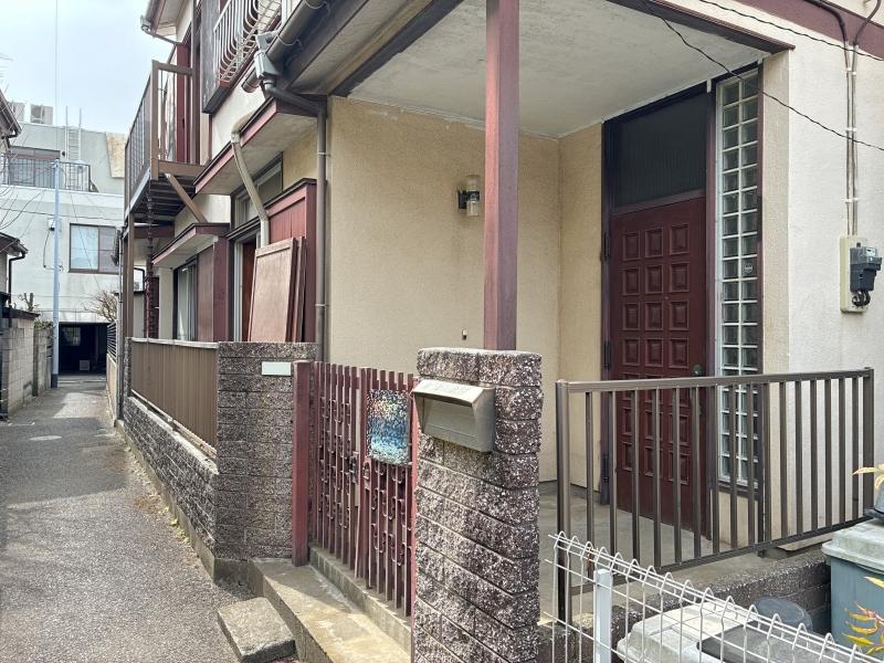 鎌倉市腰越三丁目の売買物件/前面通路｜細い通路からひょいっと玄関に入ります