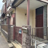 鎌倉市腰越三丁目の売買物件/前面通路｜細い通路からひょいっと玄関に入ります