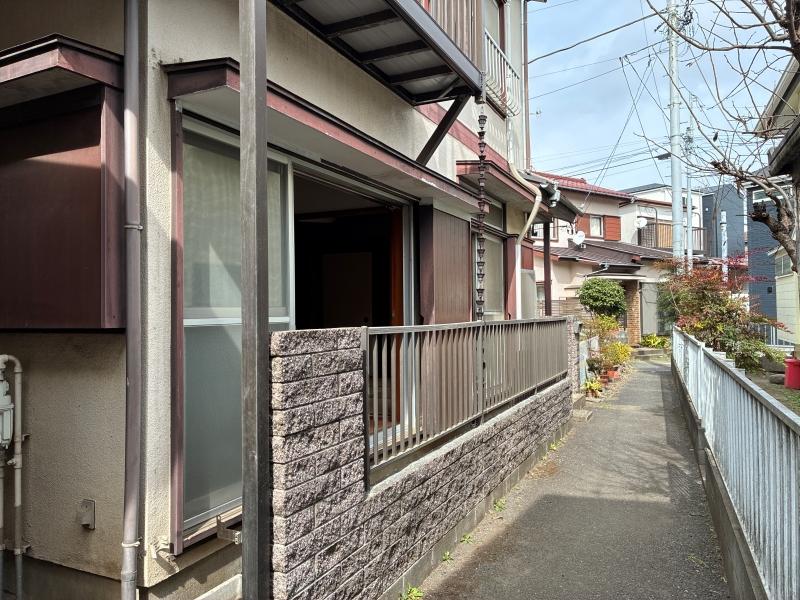 鎌倉市腰越三丁目の売買物件/前面通路｜LDKの窓のすぐ外は人が通る通路。この距離感をあえて生かしたい