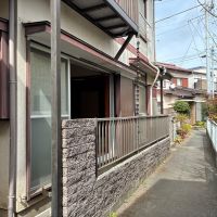 鎌倉市腰越三丁目の売買物件/前面通路｜LDKの窓のすぐ外は人が通る通路。この距離感をあえて生かしたい