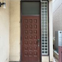 鎌倉市腰越三丁目の売買物件/ポーチ｜ガラスブロックとチョコレート色の扉。昭和の雰囲気が出てますね