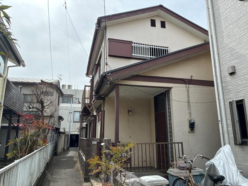 鎌倉市腰越三丁目の売買物件/外観｜多くの住宅が建ち並ぶ一角にあります。でも背の高い建物が無いので、薄暗い印象はありません