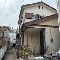 鎌倉市腰越三丁目の売買物件/外観｜多くの住宅が建ち並ぶ一角にあります。でも背の高い建物が無いので、薄暗い印象はありません