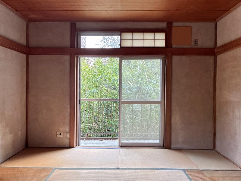 鎌倉市腰越五丁目の売買物件/2階 和室2｜窓の外の景色からは、この家が緑に囲まれていることがよく分かります