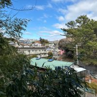 鎌倉市腰越五丁目の売買物件/2階 階段室からの眺望｜絶景、ではありませんが、遠くまで空が見えるのは高台の家の良さ