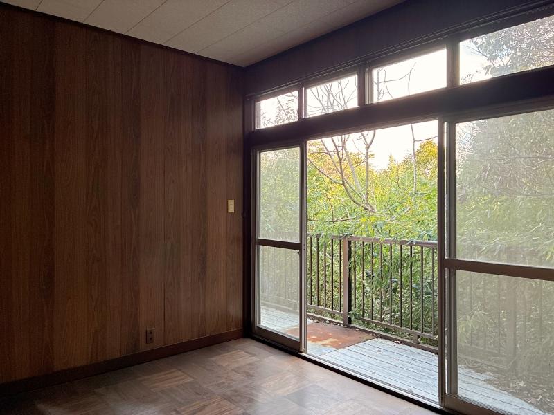 鎌倉市腰越五丁目の売買物件/2階 洋室1｜左側の壁が少しでも抜ければ、隣の明るい和室の雰囲気がこちらにまで届きます