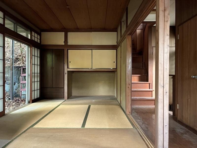 鎌倉市腰越五丁目の売買物件/1階 和室1｜襖を全て外してみると、意外なほどに明るくなるではありませんか。せっかく改装するならオープンな間取りにしましょう