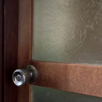 鎌倉市腰越五丁目の売買物件/洗面室扉｜細かいガラス模様がびっしりと。今では作れない代物です