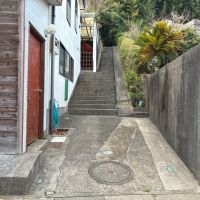 鎌倉市腰越五丁目の売買物件/アプローチ｜この石階段の上に物件があります