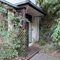 鎌倉市腰越五丁目の売買物件/アプローチ｜玄関も徐々に緑に埋もれつつあります