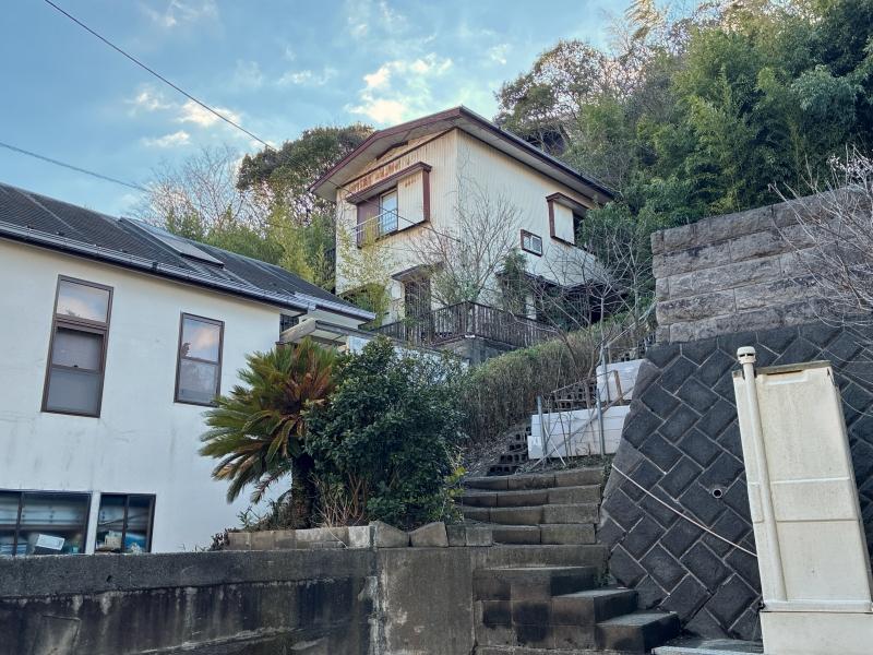 鎌倉市腰越五丁目の売買物件/外観｜緑に埋もれつつある物件。それゆえの難しさと面白さが感じられる建物です