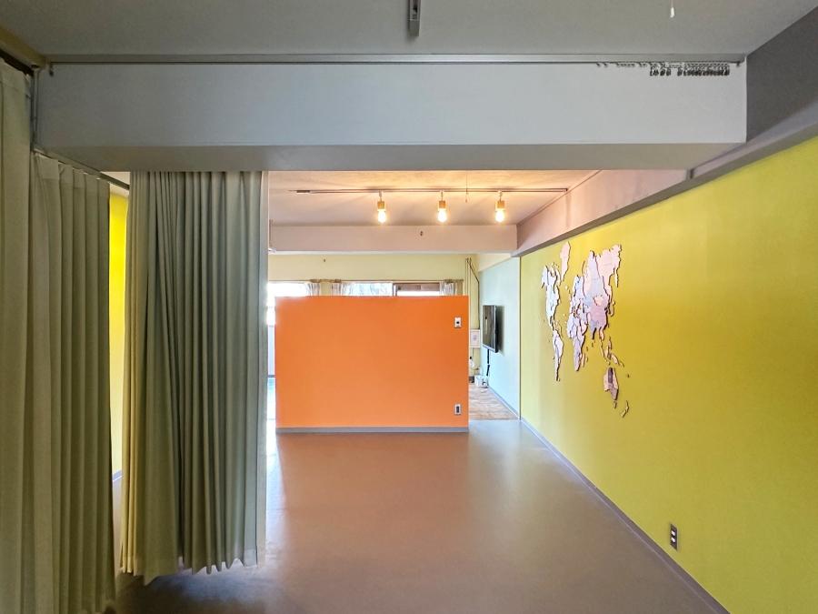 藤沢市片瀬海岸一丁目の賃貸物件/寝室となりそうなスペース｜正面の腰壁はサーモンピンク、壁はアマガエルのような黄緑色。異国の一室に迷い込んだかのようです