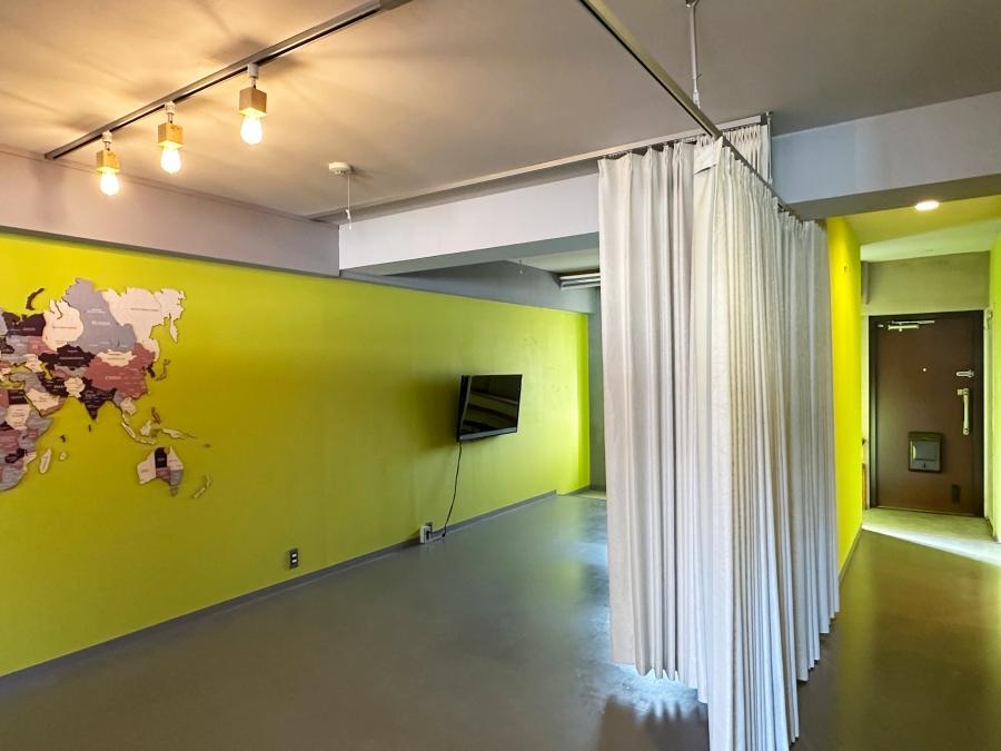 藤沢市片瀬海岸一丁目の賃貸物件/廊下と寝室になりそうなスペース｜ほぼ壁はないのでカーテンで自由に仕切ってねスタイル