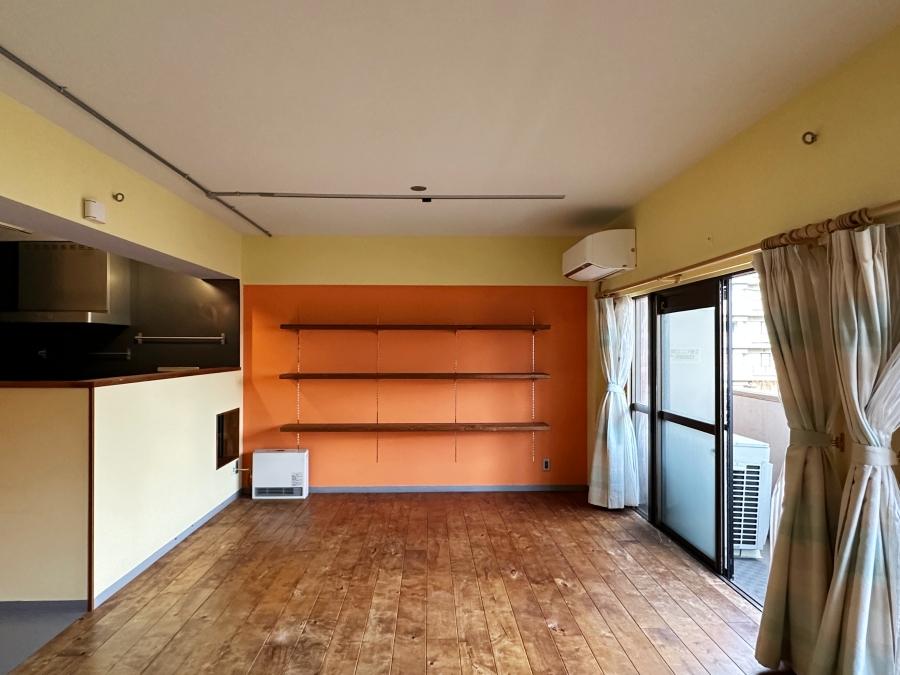 藤沢市片瀬海岸一丁目の賃貸物件/ダイニングとなりそうなスペース｜壁はサーモンピンク。可動棚にはルチャ・リブレのド派手なマスクや花模様のカラベラを並べましょう