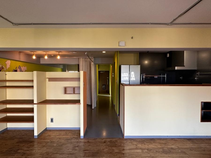 藤沢市片瀬海岸一丁目の賃貸物件/リビングとなりそうなスペースから玄関を見る｜約74平米のほぼワンルームです