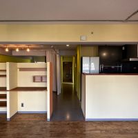 藤沢市片瀬海岸一丁目の賃貸物件/リビングとなりそうなスペースから玄関を見る｜約74平米のほぼワンルームです