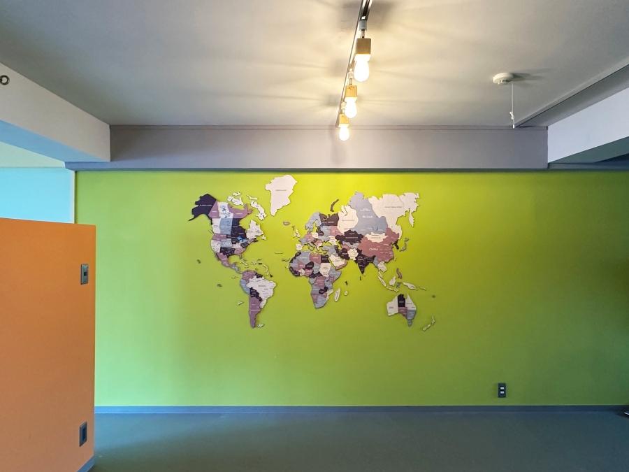 藤沢市片瀬海岸一丁目の賃貸物件/寝室となりそうなスペース｜壁には世界地図。日本は右端にあります