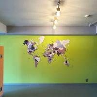 藤沢市片瀬海岸一丁目の賃貸物件/寝室となりそうなスペース｜壁には世界地図。日本は右端にあります