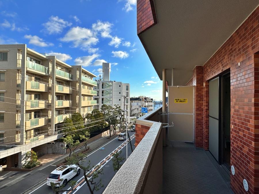 藤沢市片瀬海岸一丁目の賃貸物件/ベランダ｜右を向くとチラリと海と江の島を見ることができます