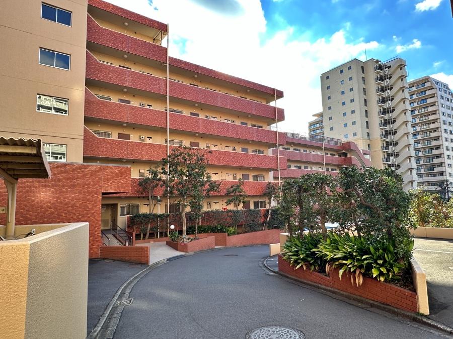 藤沢市片瀬海岸一丁目の賃貸物件/外観｜赤茶色のレンガが特徴的です