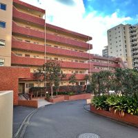 藤沢市片瀬海岸一丁目の賃貸物件/外観｜赤茶色のレンガが特徴的です